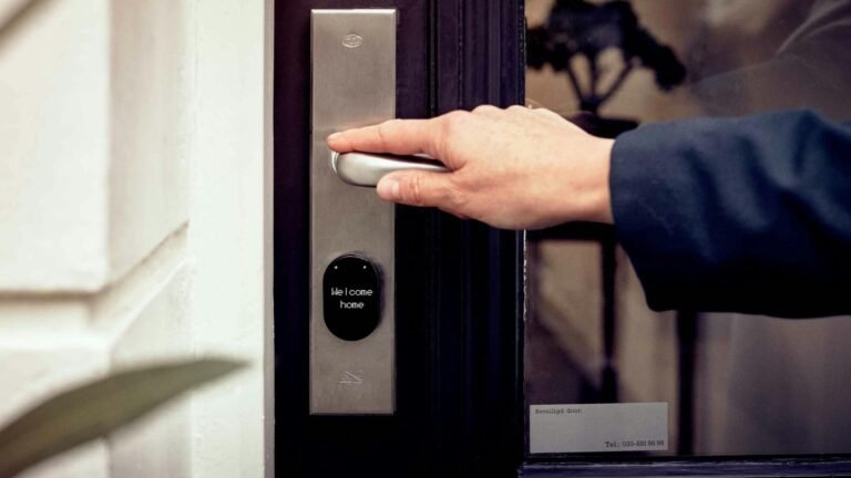 Fechaduras inteligentes com sensor biométrico instalada em porta de apartamento moderno