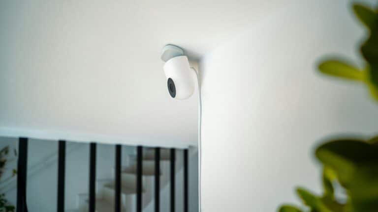 câmeras de segurança wi-fi instalada em apartamento moderno
