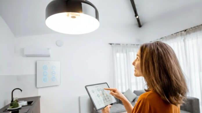 Sala com lâmpada inteligente e interruptor inteligente controlados por app