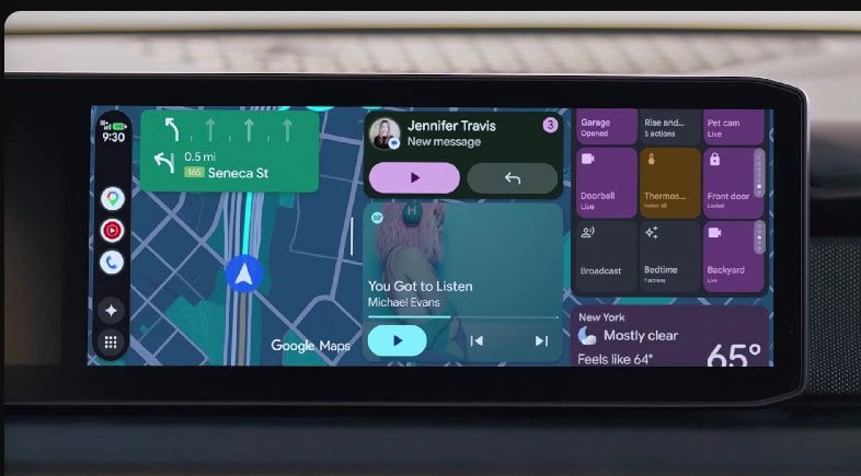 Tela de painel de carro exibindo a interface atualizada do Android Auto com Google Maps, notificações e painéis de widgets de casa inteligente.