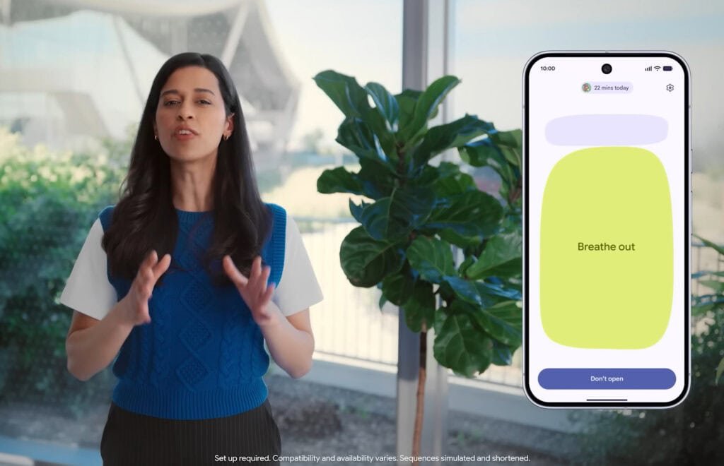 Apresentadora ao lado de smartphone exibindo a tela do recurso Pause Point com mensagem "Breathe out" (expire) em fundo verde, parte da funcionalidade de controle de tempo de tela do Android 17
