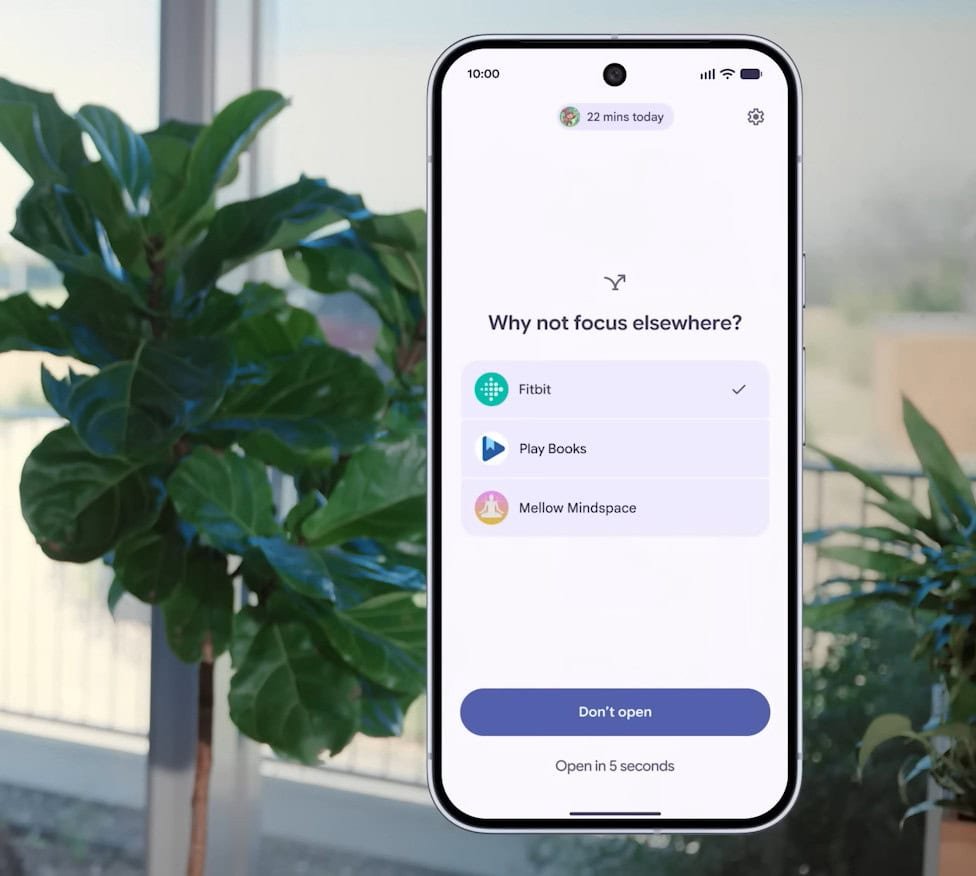 Smartphone exibindo a interface do Pause Point com a mensagem "Why not focus elsewhere?" e sugestões de aplicativos alternativos como Fitbit e Play Books.