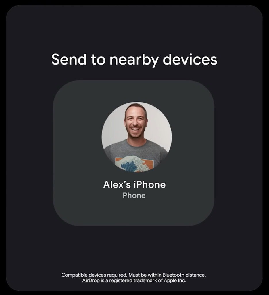 Interface de compartilhamento "Send to nearby devices" exibindo a detecção de um "iPhone do Alex", demonstrando a visualização de dispositivos Apple na lista de envio do Android.