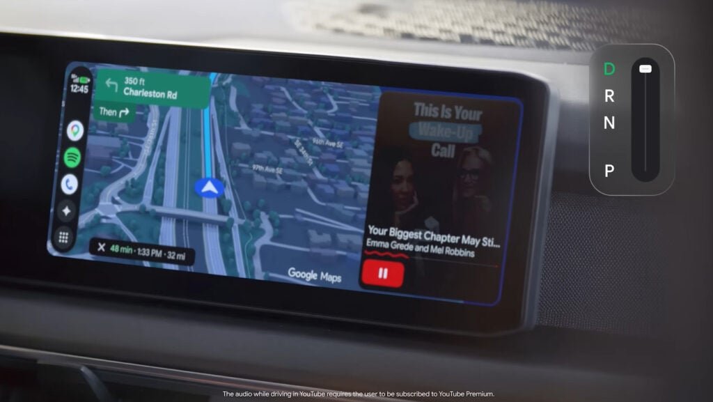 Interface do Android Auto em tela de veículo, mostrando navegação do Google Maps, janela de reprodução de podcast e indicador de marchas ao lado